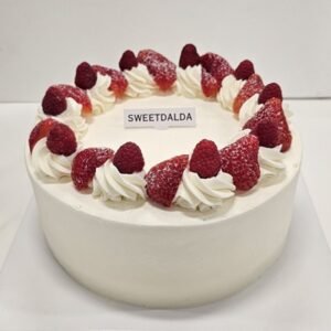 Fresh Strawberry Cake(8"/servers 10-12)
